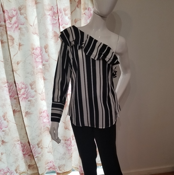 💕Banana Republic One Shoulder Ruffled Top💕 - Picture 2 of 8